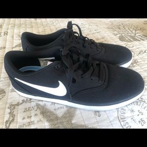 Men’s size 9 Nike shoe
